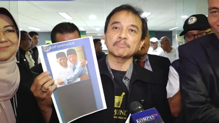 POLEMIK IJAZAH JOKOWI - Pakar telematika, Roy Suryo di Jakarta pada Senin (12/1/2026) menunjukkan foto Eggi Sudjana dan Presiden ke-7 RI, Joko Widodo (Jokowi) berpelukan yang beredar di media sosial, setelah pertemuan di Solo adalah hasil rekayasa kecerdasan buatan. Kini nasib Roy Suryo cs jadi pertanyaan setelah SP3 untuk Eggi Sudjana dan Damai Hari Lubis diterbitkan Polda Metro Jaya, mengapa enam tersangka lain tidak.