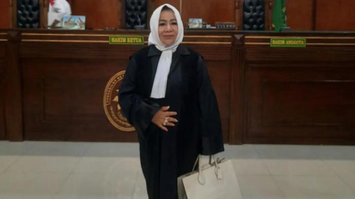 POLEMIK IJAZAH JOKOWI - Pengacara Elida Netti atau kuasa hukum salah satu tersangka Eggi Sudjana dalam kasus ijazah Presiden ke-7 RI Joko Widodo (Jokowi) berdiri di ruang sidang memakai jubah hitam panjang atau toga advokat dibagikan di akun TikTok-nya @elidanettiofficial pada (27/9/2025). Elida menjadi sorotan setelah mengaku merinding dan tak kuasa menahan haru saat melihat langsung dokumen ijazah asli Jokowi dalam gelar perkara khusus.