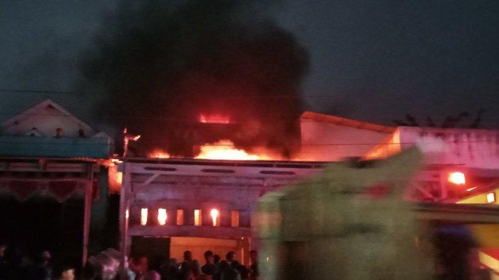 Gudang Frozen di Kampung Pasir Jati, Kelurahan Cijorolebak, Kecamatan Rangkasbitung, Kabupaten Lebak, Provinsi Banten, terbakar, sekitar pukul 19.00 WIB, Sabtu (17/1/2026).
