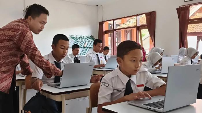 PEMBELAJARAN - Sekolah Rakyat Menengah Pertama (SRMP) 14 Kota Batu yang ada di Panti Perlindungan dan Pelayanan Sosial Petirahan Anak (PPSPA) Bhima Sakti Songgokerto, Kecamatan Batu, Kota Batu, Jawa Timur, kini telah beroperasi sekitar 6 bulan. Dalam perjalanannya banyak hal-hal menarik yang dialami para guru dan siswa dalam proses belajar mengajar.