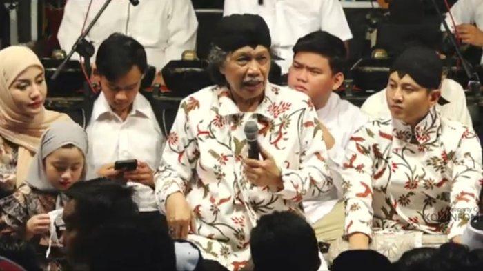 Emha Ainun Nadjib atau Cak Nun diapit Bupati Trenggalek Mochamad Nur Arifin bersama Ketua TP PKK Trenggalek Novita Hardini dalam Kenduri Cinta, di Alun-alun Trenggalek, Sabtu (31/12/2022).