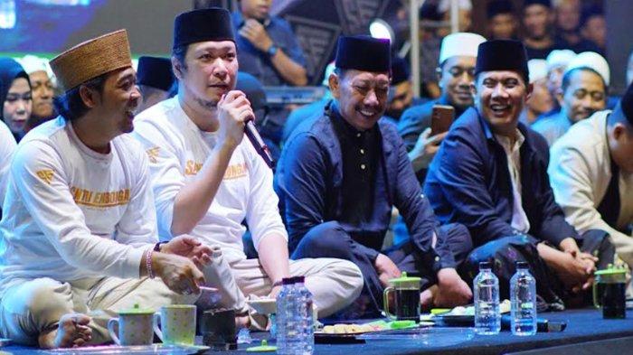 Sabrang Mowo Damar Panuluh (dua dari kiri), Pengasuh Pondok Pesantren Rejo Darul Musthofa, KH Romo Ahmad Soeroso (kiri), Anggota DPRD Provinsi Jawa Timur, Gunawan Wibisono (kanan), tokoh masyarakat Geng Wahyudi (dua dari kanan) saat mengikuti Peringatan Hari Lahir (Harlah) Santri Embongan ke-6 yang dipusatkan di Pondok Pesantren Rejo Darul Musthofa Desa Putukrejo, Kecamatan Gondanglegi, Kabupaten Malang, Rabu (24/7/2024) malam.
