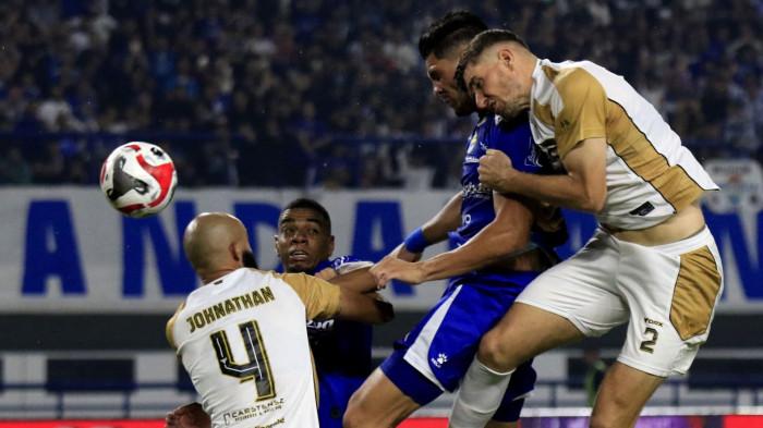 Pemain Persib, Julio Cesar berhasil menanduk bola ke arah gawang saat berebut dengan pemain Dewa United pada lanjutan Super League 2025/2026 di Stadion Gelora Bandung Lautan Api (GBLA), Kota Bandung, Jawa Barat, Jumat (21/11/2025).