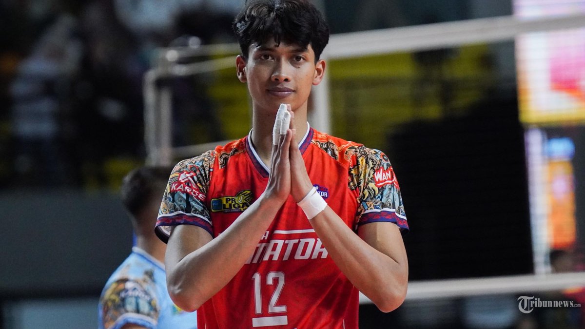 PROLIGA 2025 - Pevoli Surabaya Samator, Rama Fazza Fauzan memberikan instruksi saat melawan tim voli putra Bank SumselBabel dalam perebutan tempat ketiga Proliga 2025 di Gor Amongrogo, Yogyakarta pada Minggu (11/5/2025). Surabaya Samator membawa pulang juara 3 setelah mengalahkan Bank SumselBabel dengan skor 3-1 (25-23,25-13,21-25,25-23). Tribun Solo/Muhammad Nursina