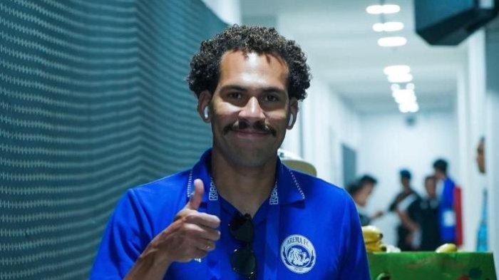 JENDELA TRANSFER AREMA - Pemain gelandang Arema FC asal Brasil, Pablo Oliveira mengacungkan jempol dalam dokumentasi Arema FC.  Manajemen Singo Edan memastikan yang sempat menepi karena cedera lutut parah, akan segera didaftarkan untuk berlaga di putaran kedua Super League 2025-2026.