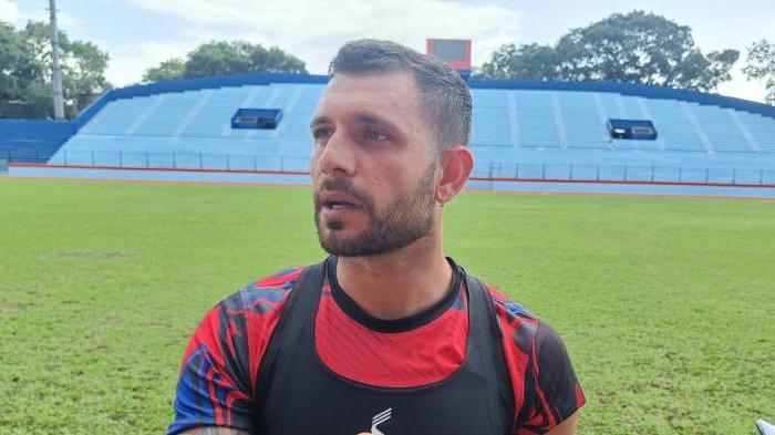 SINGO EDAN - Pemain Arema FC, Ian Puleio, saat ditemui di sela-sela latihan di Stadion Gajayana Malang, Kota Malang, Rabu (10/12/2025). Ia mengaku ingin kembali membobol gawang lawan dan berkontribusi untuk membawa Arema FC meraih poin di setiap pertandingan.