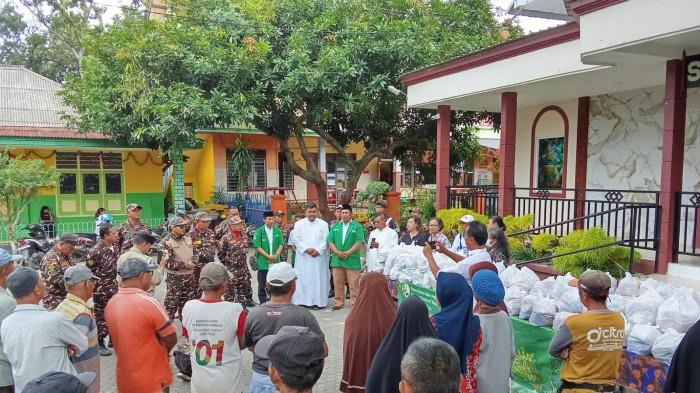 SEMBAKO NATAL - Umat Katolik di Kuasi Paroki St Paulus Kraksaan, Probolinggo, Jatim pada Rabu 14 Januari 2026 bersama Ansor berbagi sembako hasil pembongkaran hiasan Natal.    Romo Devit Setiawan Pr selaku Pastor Paroki, dan Andrik Sunyoto yang mewakili Ansor dan Banser, bersama Romo Fadjar Tedjo Soekarno Pr menyerahkan secara simbolik paket sembako itu kepada warga penerima. 
