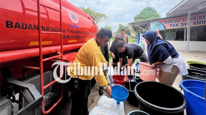 PENYALURAN AIR BERSIH- Kepala Bidang Kedaruratan dan Logistik BPBD Kota Padang, Al Banna, saat menyalurkan air bersih dari mobil tangki ke jeriken milik warga di Kecamatan Pauh, Kota Padang, Sumatera Barat, Sabtu (17/1/2026).
