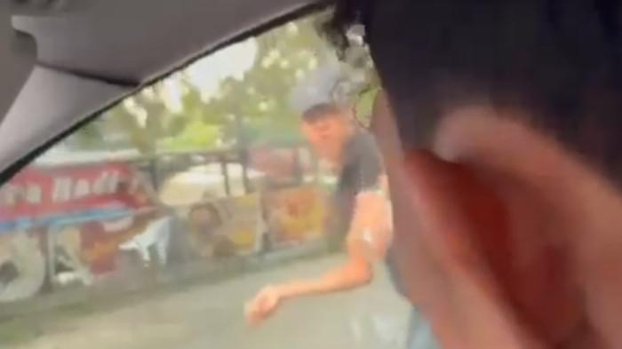 Aksi perusakan kendaraan di Jalan Arifin Ahmad Pekanbaru/tangkapan layar video