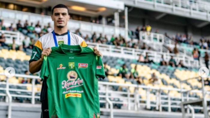 PEMAIN ASING BARU - Gustavo Fernandes saat diperkenalkan pada Bonek di Stadion Gelora Bung Tomo (GBT) sebelum pertandingan Persebaya menjamu Malut United, Sabtu (10/1/2026) sore. Dia diperkenalkan bersama dua pemain asing baru yang sebelumnya sudah diumumkan melalui instagram resmi Persebaya, Bruno Paraiba dan Jefferson da Silva.