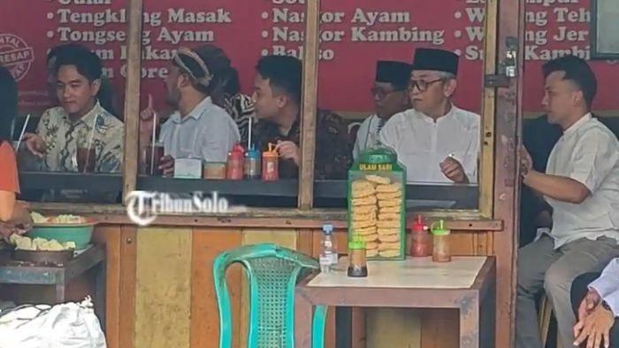 MAKAN SATE - Wakil Presiden Gibran Rakabuming Raka dan dua Raja Keraton Solo di warung Sate kawasan Pasar Klewer, Solo, Jawa Tengah,  pada Jumat (16/1/2026). Belum diketahui apa yang mereka bicarakan.