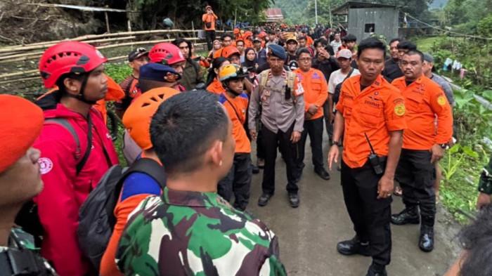 CARI PESAWAT - Tim SAR gabungan berkumpul sebelum mencari pesawat ATR milik Indonesia Air yang dilaporkan hilang kontak di kawasan Puncak Bulu Saraung, Kabupaten Maros, Sabtu (17/1/2026) malam.