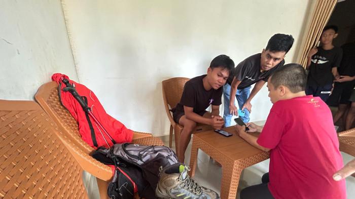 PESAWAT JATUH – Resky (20), pendaki asal Coppeng-coppeng, Kecamatan Labakkang, Kabupaten Pangkep, yang menjadi saksi mata insiden kecelakaan pesawat ATR 42-500 milik Indonesia Air Transport di puncak Gunung Bulu Saraung, Sabtu (17/1/2026).