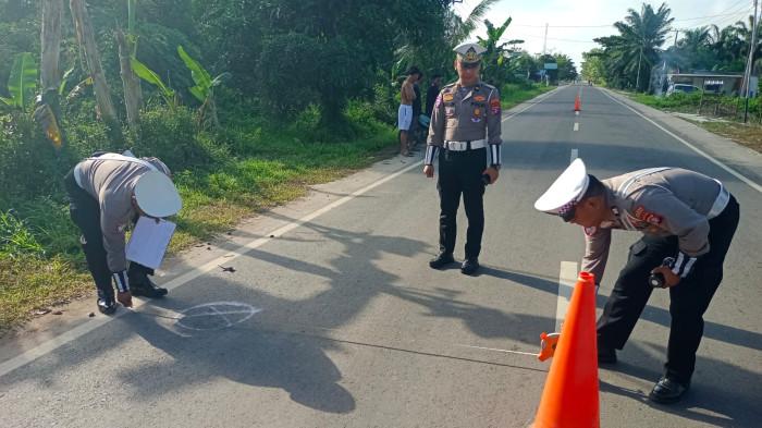 OLAH TKP KECELAKAN - Ilistrasi, Anggota dari Satlantas Polres Kotim saat melakukan pengecekan ke lapangan pasca kecelakaan di Jalan HM Arsyad Km 3 Kotim. Kini kecelakaan di Sungai Paring Kotim Sabtu (17/1/2026). Anak SD meninggal dunia