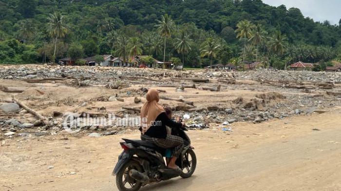 PASCA BANJIR BANDANG: Rumah warga dan surau yang telah rata dengan tanah di Lambung Bukik, Kecamatan Pauh, Kota Padang, Sumatera Barat akibat banjir bandang akhir November 2025 lalu. Saat TribunPadang.com berkunjung, Sabtu (17/1/2026) masih terlihat kayu dan batu besar diatas puing rumah yang telah hancur.