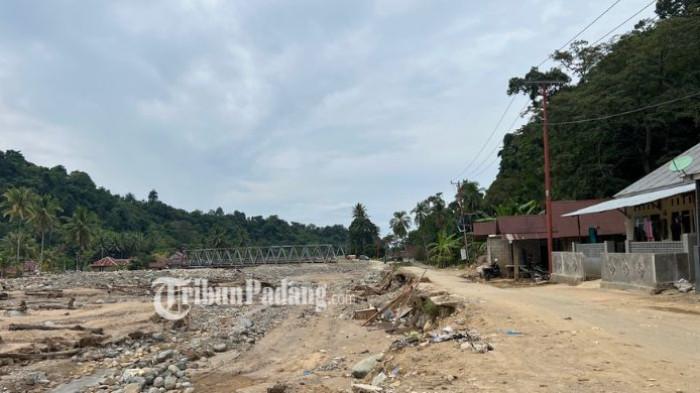 PASCA BANJIR BANDANG: Surau Jamiaturrahmah rata dengan tanah akibat banjir bandang yang menghantam akhir November 2025 lalu, Saat TribunPadang.com berkunjung Sabtu (17/1/2026) bekas surau kini tertimbun batu-batu besar dan gelondongan kayu yang melintang tak beraturan.