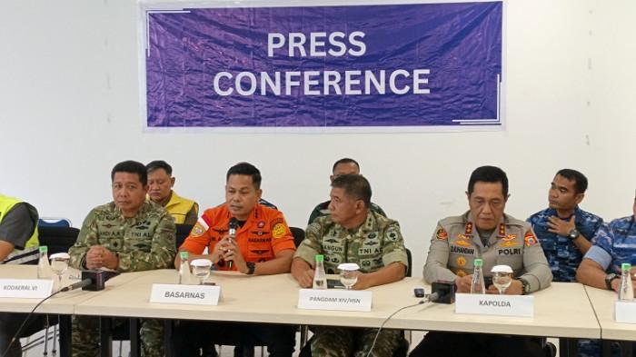 EVAKUASI - Kepala Basarnas Sulawesi Selatan, Muhammad Arif Anwar memberikan keterangan pers proses evakuasi pesawat Indonesia Air di Bandara Sultan Hasanuddin, Maros Sulawesi Selatan, Minggu (18/1/2026). Tim SAR Gabungan fokus pada pencarian korban.