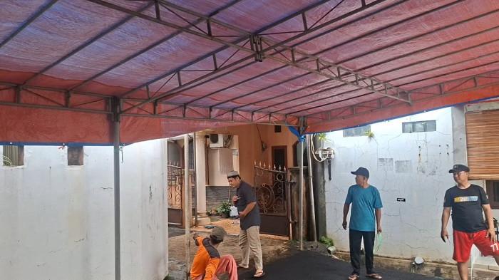 PESAWAT HILANG KONTAK/ Suasana kediaman orangtua Ferry di Jalan H. Kunen, RT 04 RW 05, Kelurahan Jatimelati, Kecamatan Pondok Melati, Kota Bekasi, Jawa Barat pada Minggu (18/1/2026). Ferry Irawan, pegawai Kementerian Kelautan dan Perikanan (KKP) menjadi salah satu penumpang pesawat ATR 42-500 yang hilang kontak di Kabupaten Maros, Sulawesi Selatan, Sabtu (17/1/2026) lalu. (Muhammad Azzam/ Tribun Bekasi).