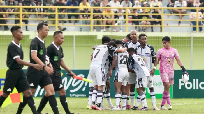SELEBRASI - Persipura Jayapura harus puas berbagi poin setelah ditahan imbang Barito Putera dengan skor 1-1 pada laga pekan ke-16 Liga 2 Championship 2025/2026 yang digelar di Stadion 17 Mei, Banjarmasin, Kalimantan Selatan, Sabtu (17/1/2026). (dok. MO Persipura)
