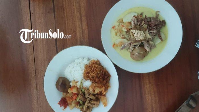 Lontong opor dan Nasi Langgi di Warung Mbah Bhet di Wonogiri.