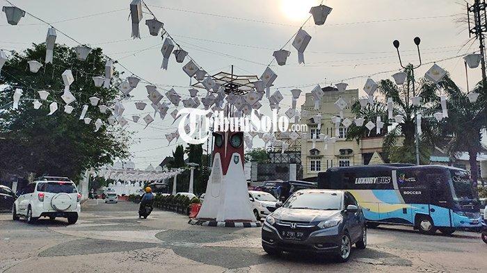 Suasana di depan Pasar Gede yang menjadi salah satu wisata kuliner untuk berburu oleh-oleh. 