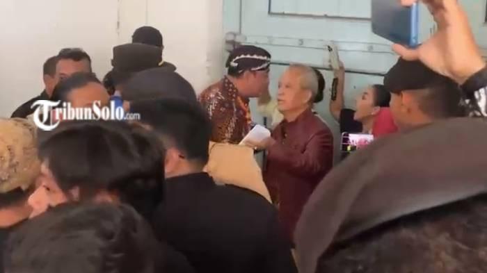 GEGER. Dua kubu Raja Keraton Solo geger jelang kedatangan Menteri Kebudayaan (Menbud) Fadli Zon pada Minggu (18/1/2026). 