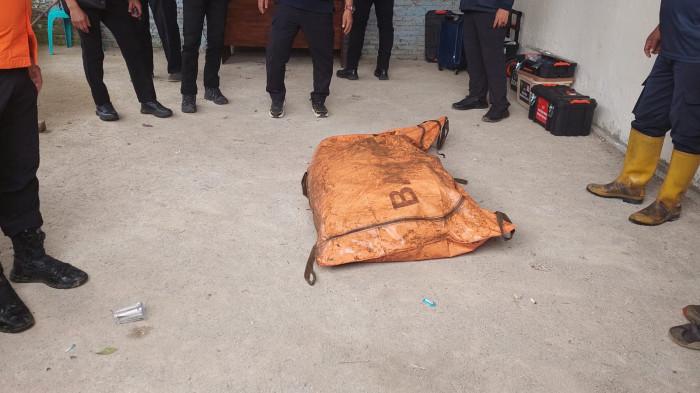 KANTONG JENAZAH - Kantong Jenazah pertama tiba di posko. Kantong jenazah berisikan puing-puing pesawat.