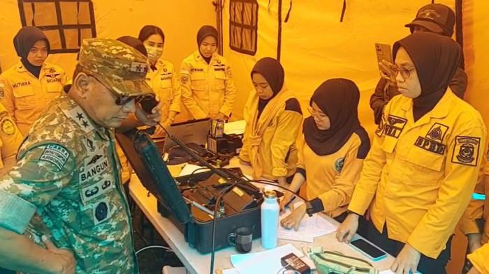 Penemuan Korban - Pangdam XIV Hasanuddin Mayjen TNI Bangun Nawoko berbicara dengan tim SAR melalui HT di Desa Tompo Bulu, Kecamatan Balocci, Pangkep, Sulsel. Informasinya satu korban telah ditemukan tim SAR