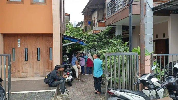 RUMAH KORBAN PESAWAT JATUH - Mukhsin, ayah kandung dari Deden Maulana -seorang karyawan Kementerian Kelautan dan Perikanan RI (KP) yang menjadi salah satu korban dari pesawat ATR 42-500 dengan registrasi PK-THT dengan rute Yogyakarta-Makassar yang hilang kontak pada Sabtu (17/1/2026) malam. Mukhsin berharap sang anak bisa segera ditemui. (Tribunnews.com/Rizki Sandi Saputra)