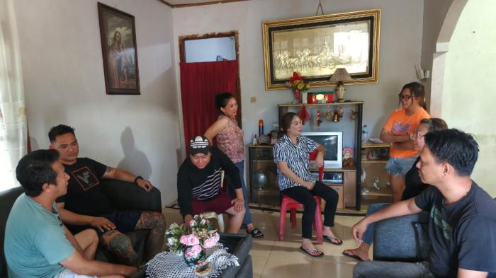 PENGALAMAN - Potret Keluarga Florencia Lolita Wibisono, salah satu pramugari pesawat ATR 42-500 di Tondano, Kabupaten Minahasa, Sulawesi Utara, Minggu (18/1/2026). Ramos, salah satu anggota keluarga ungkapkan, Sebelum bergabung dengan Air Indonesia Transport, Florencia tercatat menghabiskan sebagian besar kariernya sebagai pramugari di maskapai Lion Air.