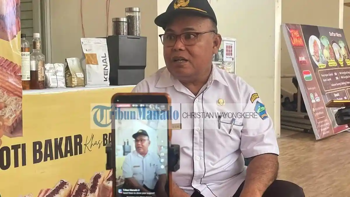 PENCURIAN - Akson Dalending (56), Kepala Sekolah SD Inpres Kampung Ambon Desa Likupang Kampung Ambon Kecamatan Likupang Timur, Kabupaten Minahasa Utara korban pencurian saat diwawancara beberapa hari kemarin. 