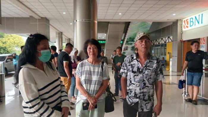 BANDARA - Keluarga Florencia Wibisono di Bandara Sam Ratulangi Manado, Sulawesi Utara, Minggu (18/1/2026). Sang ibu ke Makassar untuk menjalani serangkaian tes.