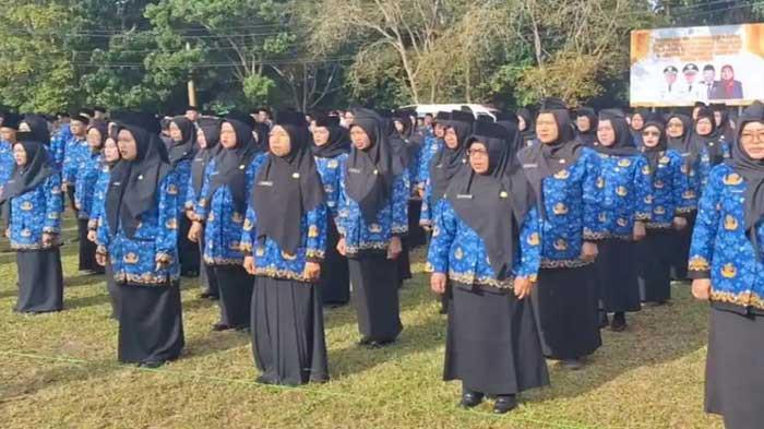 PPPK DIPECAT - Barisan tenaga PPPK Paruh Waktu di lingkungan Pemkab Bangka Tengah saat mengikuti agenda pengukuhan di Halaman Kantor Bupati Bangka Tengah, Rabu (17/12/2025). Baru-baru ini, sebanyak 41 PPPK di Tuban diputus kontraknya karena kedisiplinan.
