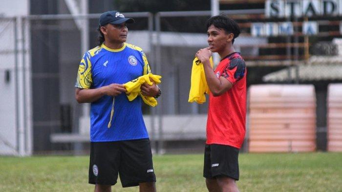 LATIHAN - Pemain Arema FC, Arkhan Fikri (kanan), berdiskusi dengan asisten pelatih, Kuncoro (kiri), dalam sesi latihan di Lapangan Universitas Brawijaya (UB) Malang, Selasa (17/6/2025).