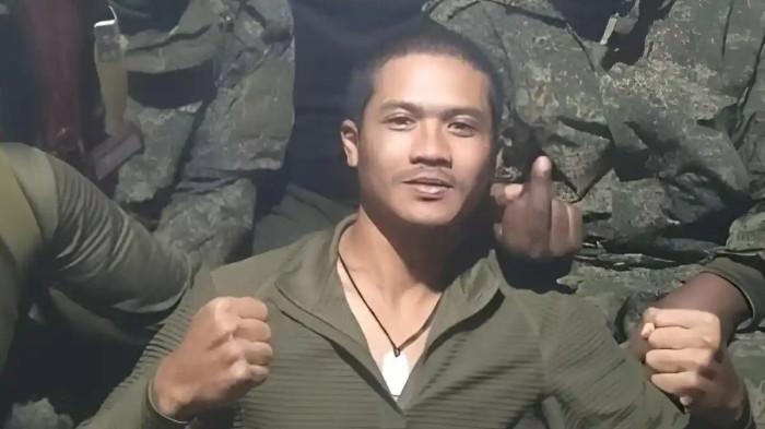 TENTARA BAYARAN RUSIA -- Bripda Muhammad Rio, anggota Brimob Polda Aceh, jadi sorotan setelah foto dan video dirinya bersama pasukan yang diduga tentara bayaran Rusia viral di media sosial.