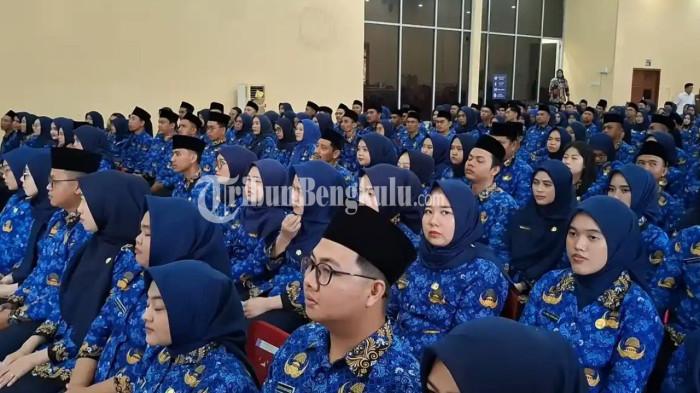 CPNS BENGKULU TENGAH - 261 CPNS Bengkulu Tengah formasi tahun 2024 saat menerima penyerahan SK dari Bupati Bengkulu Tengah, Rachmat Riyanto, Senin (5/5/2025). Mulai 12 Januari 2026, ASN Bengkulu Tengah masuk kantor tiga hari dan WFA dua hari sebagai upaya efisiensi anggaran daerah.