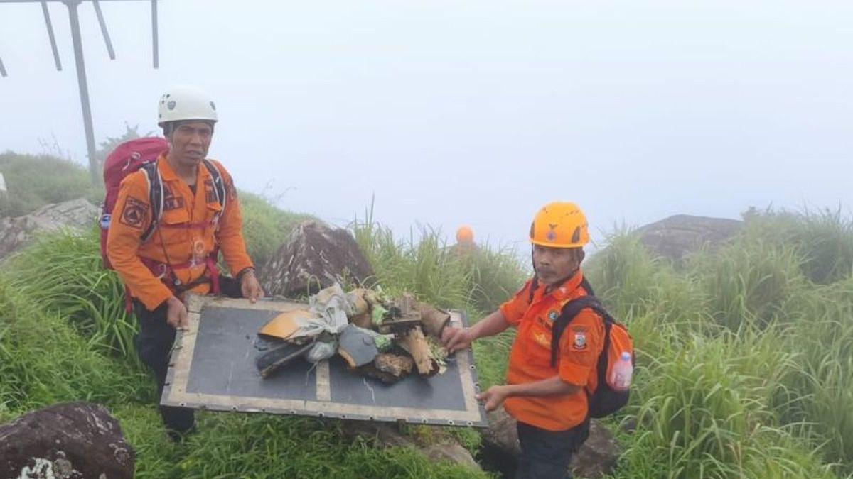 PESAWAT JATUH - Tim SAR Gabungan menunjukkan serpihak pesawat ATR 42-500 diisekitar lokasi kecelakaan jatuhnya pesawat naas tersebut di wilayah Taman Nasional Bantimurung-Bulsaraung Kabupaten Maros, Sulawesi Selatan, Minggu (18/1/2026).