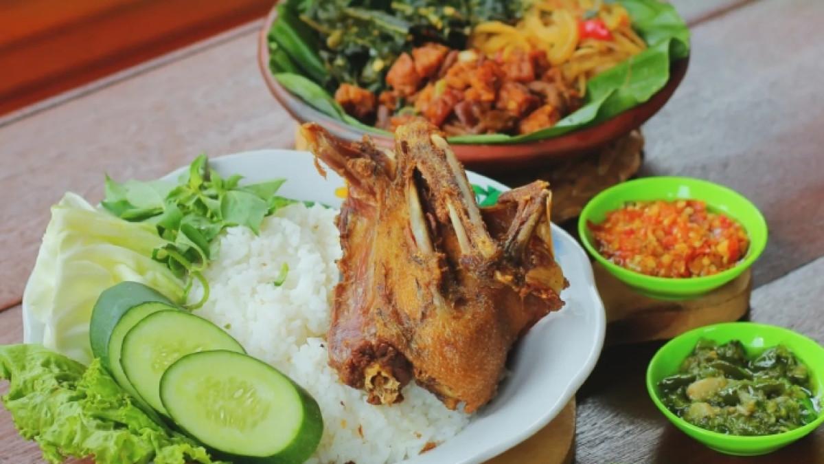 Menu makanan di warung Bebek Goreng H. Slamet (Asli) Solo, Jawa Tengah.