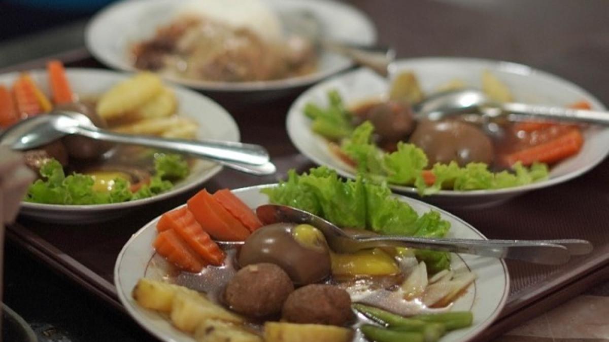 Menu makanan di Selat Solo Tenda Biru Laweyan Solo, Jawa Tengah.