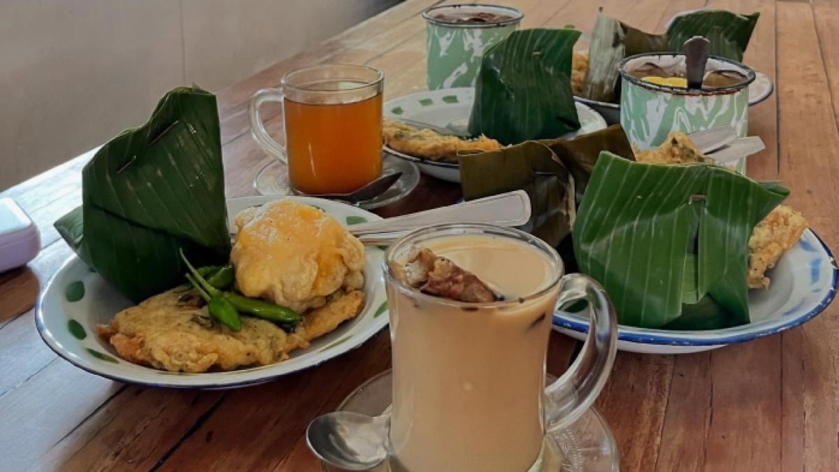 Menu makanan dan minuman di Omah Londo Angkringan Laweyan Solo, Jawa Tengah.