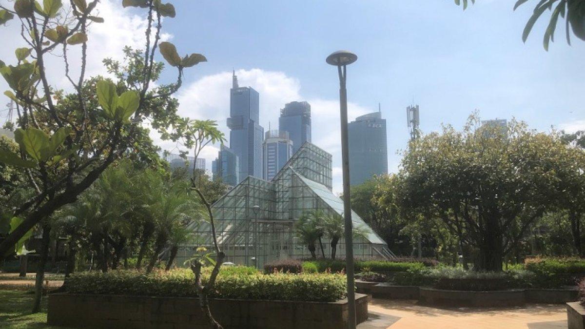 Taman Menteng, satu tempat jogging di Jakarta Pusat yang cocok untuk kamu yang ingin olahraga setelah jam kerja.