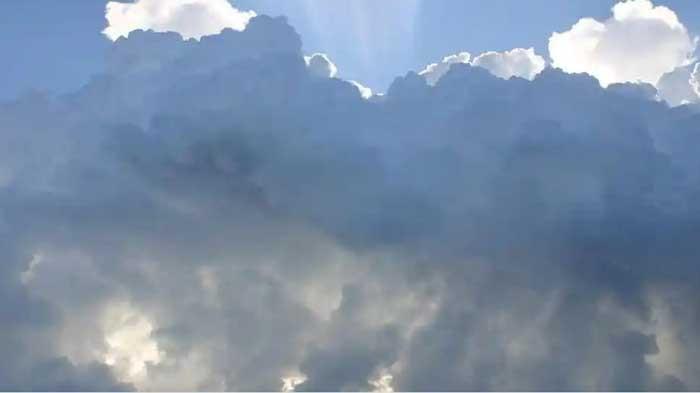 CUACA SURABAYA - Ilustrasi cuaca berawan. Ramalan Cuaca Surabaya Hari Ini Senin (12/1/2026), menunjukkan dominan berawan.