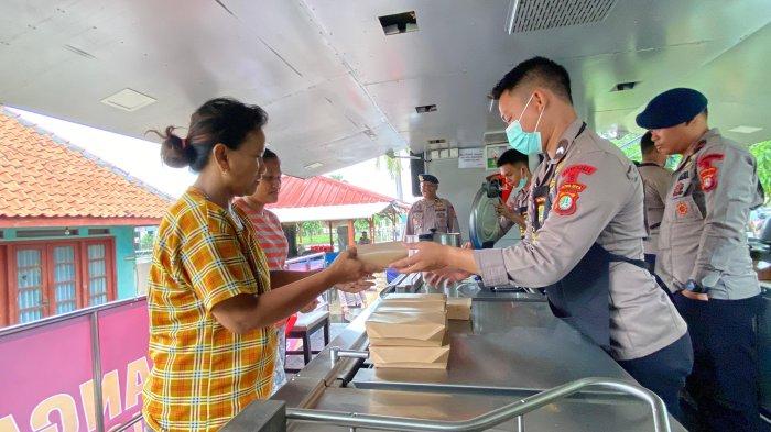 Dapur umum Batalyon B Pelopor Satbrimob Polda Metro Jaya bagi warga korban banjir 