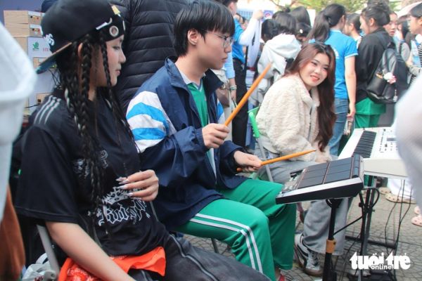 Học sinh Đà Nẵng thích thú trải nghiệm các gian hàng tại chương trình tư vấn tuyển sinh - Ảnh 8.