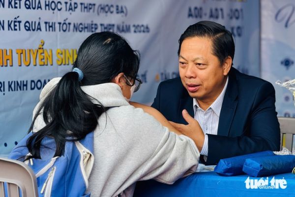 Học sinh Đà Nẵng thích thú trải nghiệm các gian hàng tại chương trình tư vấn tuyển sinh - Ảnh 9.