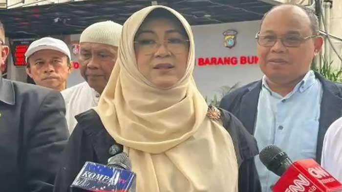 IJAZAH JOKOWI - Tifauzia Tyasumma alias Dokter Tifa memenuhi undangan klarifikasi penyelidik Polda Metro Jaya terkait kasus tudingan ijazah palsu Presiden ke-7 RI Joko Widodo, Kamis (10/7/2025). Dokter Tifa baru-baru ini mengungkap keyakinannya bahwa ijazah Jokowi palsu.