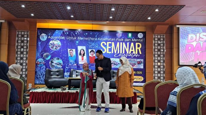 SEMINAR KESEHATAN - Salah satu narasumber Seminar Kesehatan bertajuk Aquarobic untuk Memelihara Kesehatan Fisik dan Mental Aula RS Sari Asih Sabtu (17/1/2026). Seminar ini membahas peran aquarobic pada kesehatan fisik dan mental.