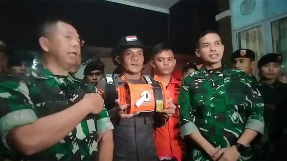 PESAWAT JATUH - Komandan Korem 141 Toddopuli, Brigjen TNI Andre Clift Rumbayan menggelar konferensi pers di Pos AJU Basarnas Desa Tompobulu, Kecamatan Balocci, Kabupaten Pangkep, Minggu (18/1/2026) malam.
