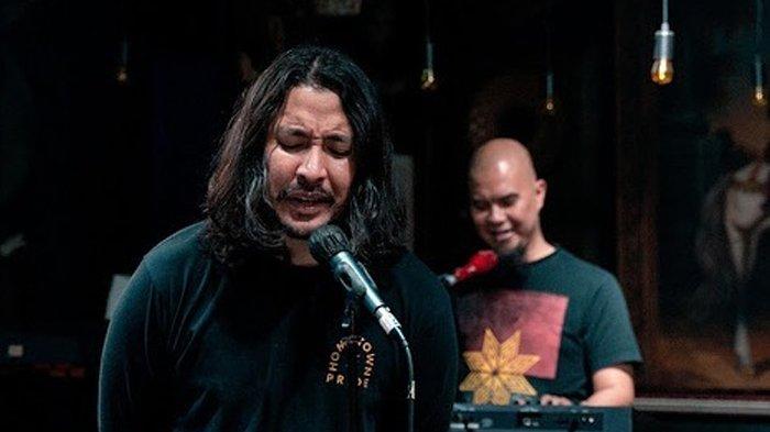 Musisi Marcello Tahitoe akhirnya buka suara terkait buku memoar mantan kekasihnya, Aurelie Moeremans, yang berjudul Broken Strings. 