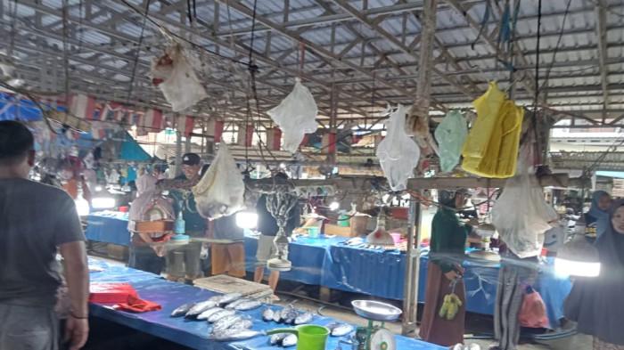 Pasar Ikan - Pasar ikan di Topoyo, Mamuju Tengah. harga ikan naik dua kali lipat karena nelayan tak bisa melaut disebabkan cuaca buruk